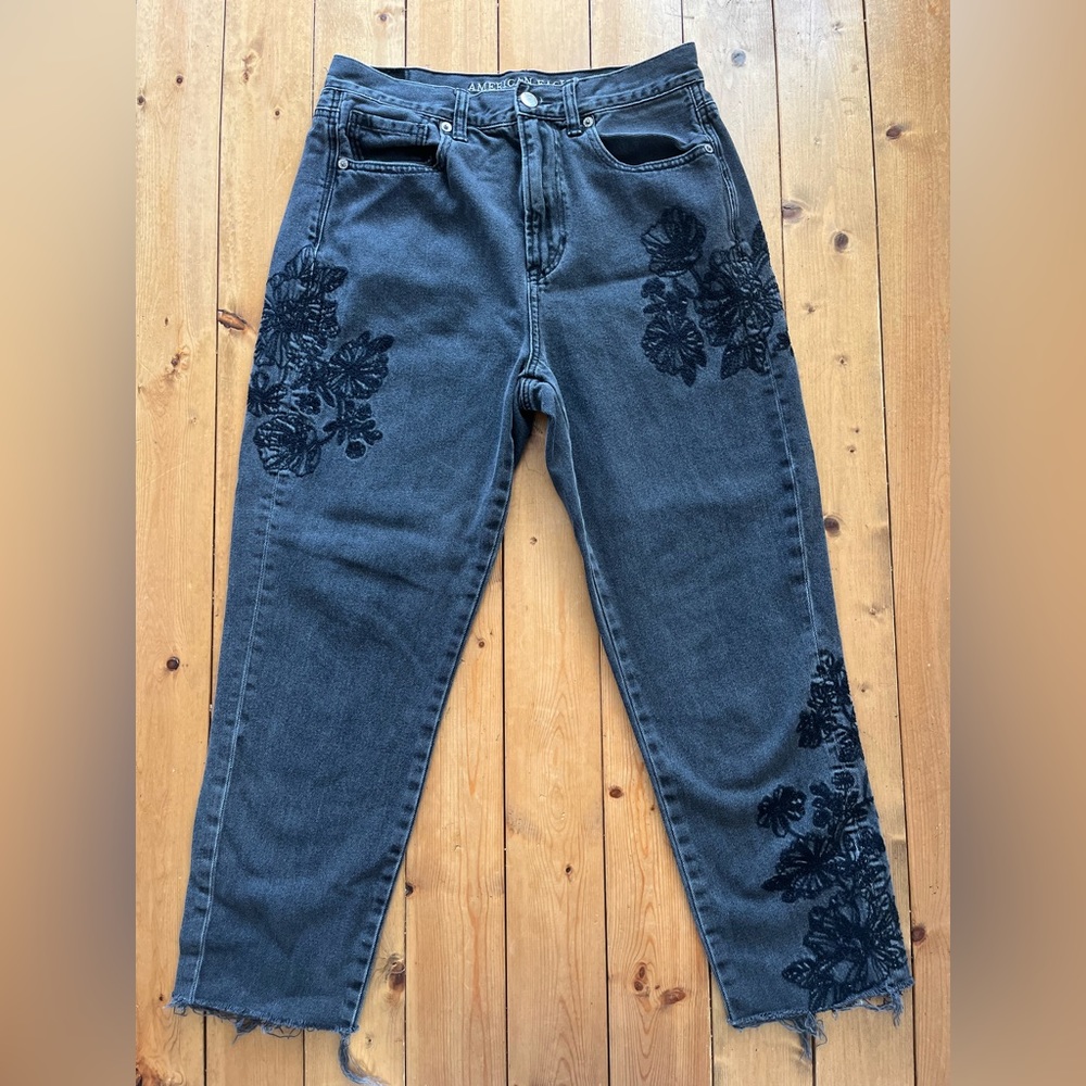 American Eagle Embroidered Black Mom Jean Sz 6short